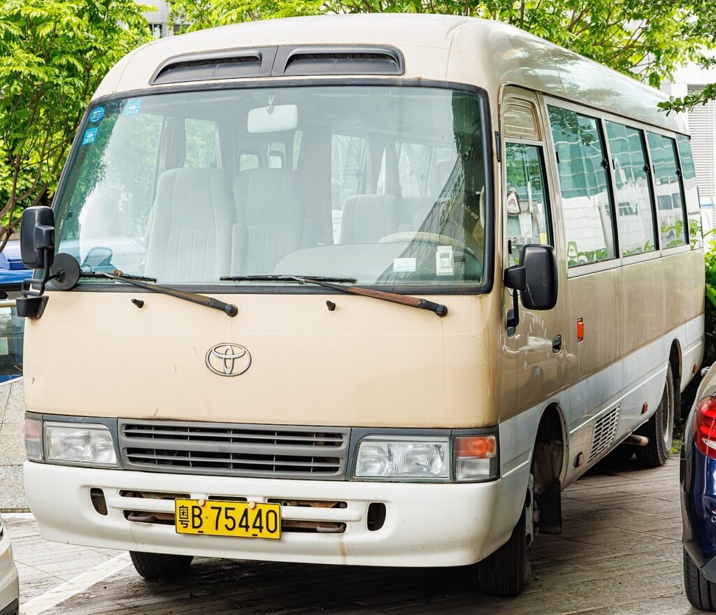 Toyota Coaster B50 bus that uses the 15B family diesel
