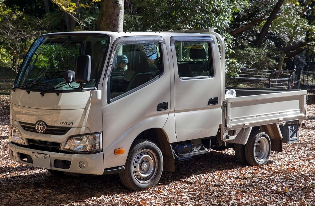 Toyota Dyna crew cab with the 1TR-FE petrol engine